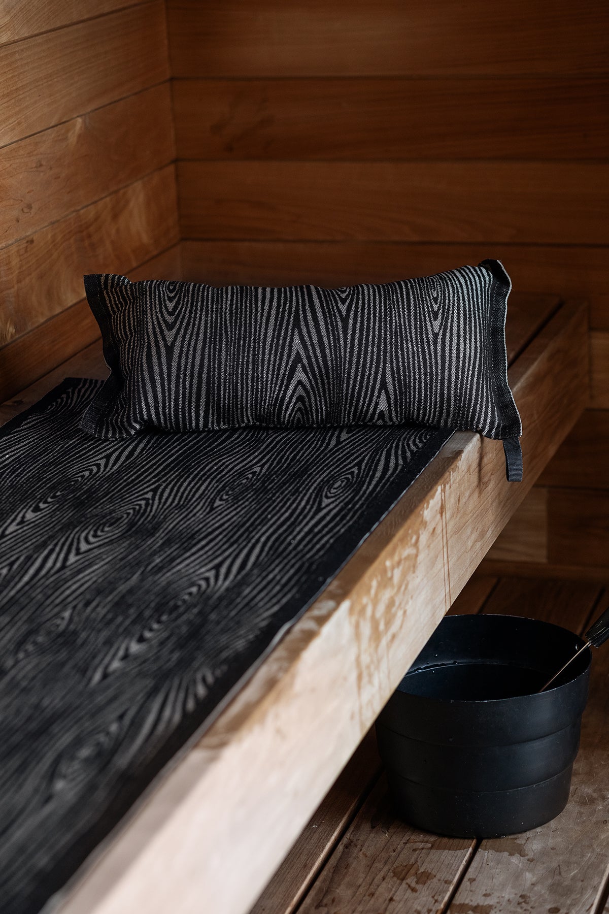 Lapuan Kankurit Viilu Black/Linen Sauna Bench Cover