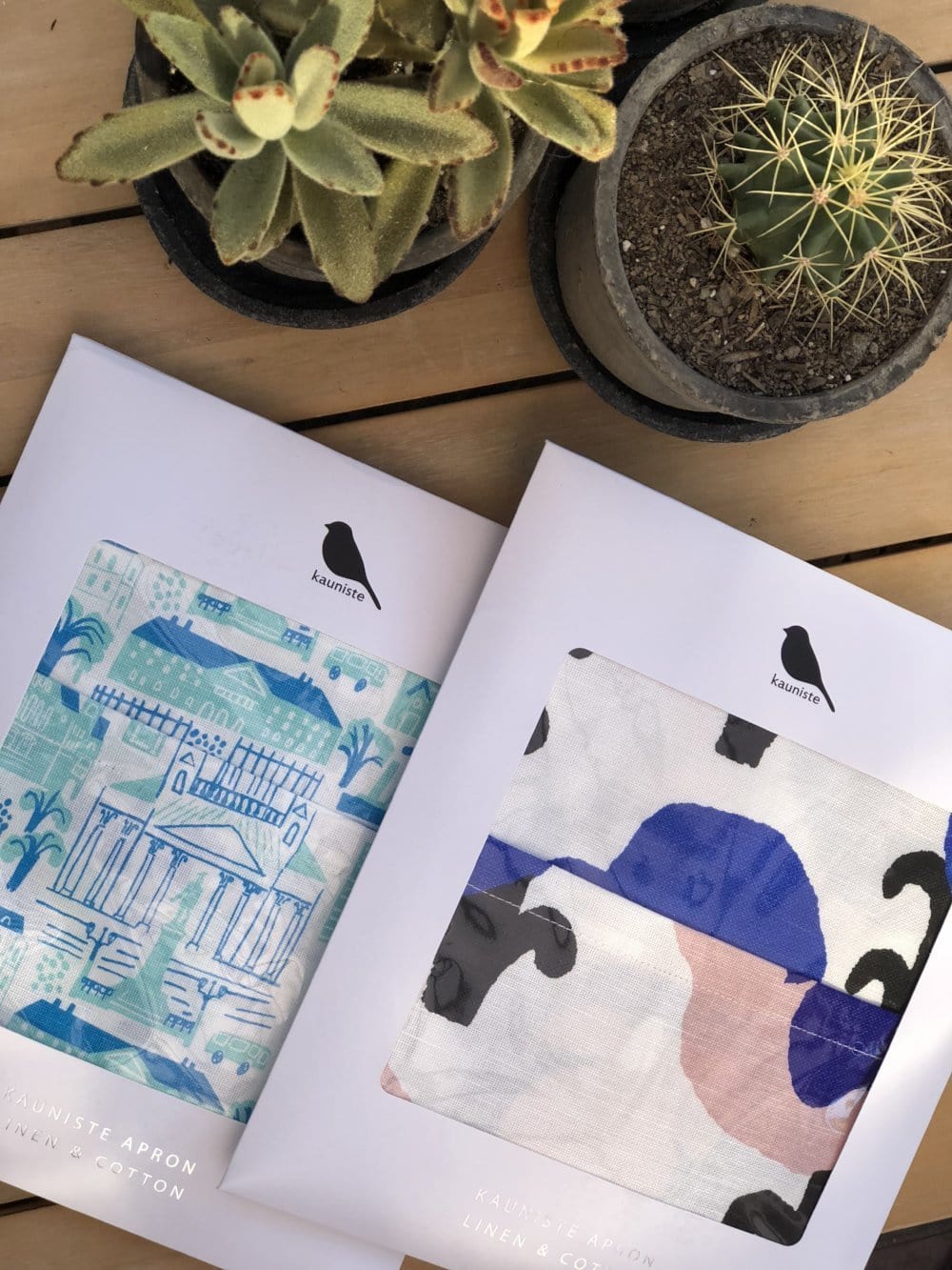 Kauniste Finland Orvokki Blue Apron - Nordic Labels