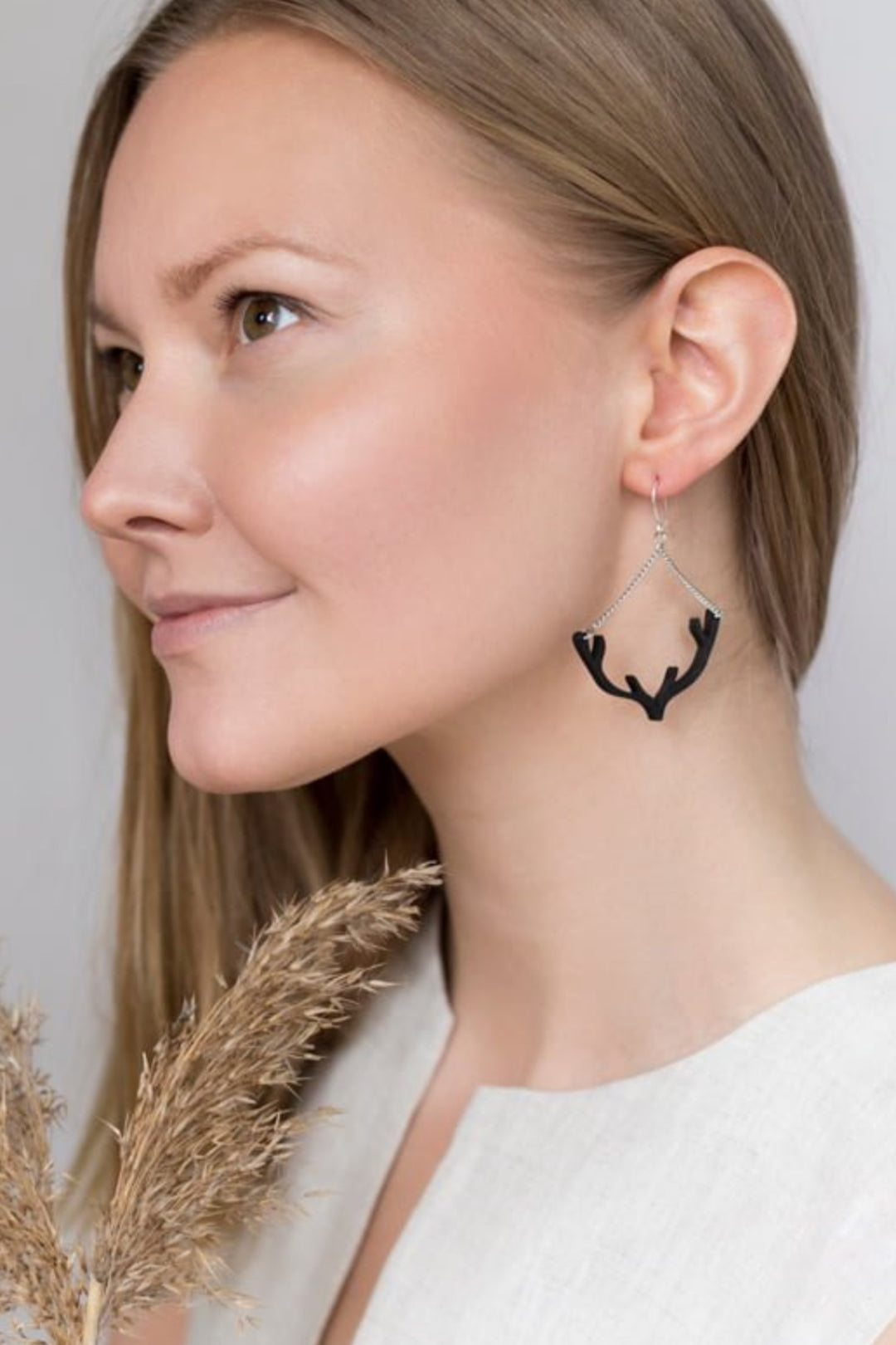 Valona Antler Swing Black Earrings