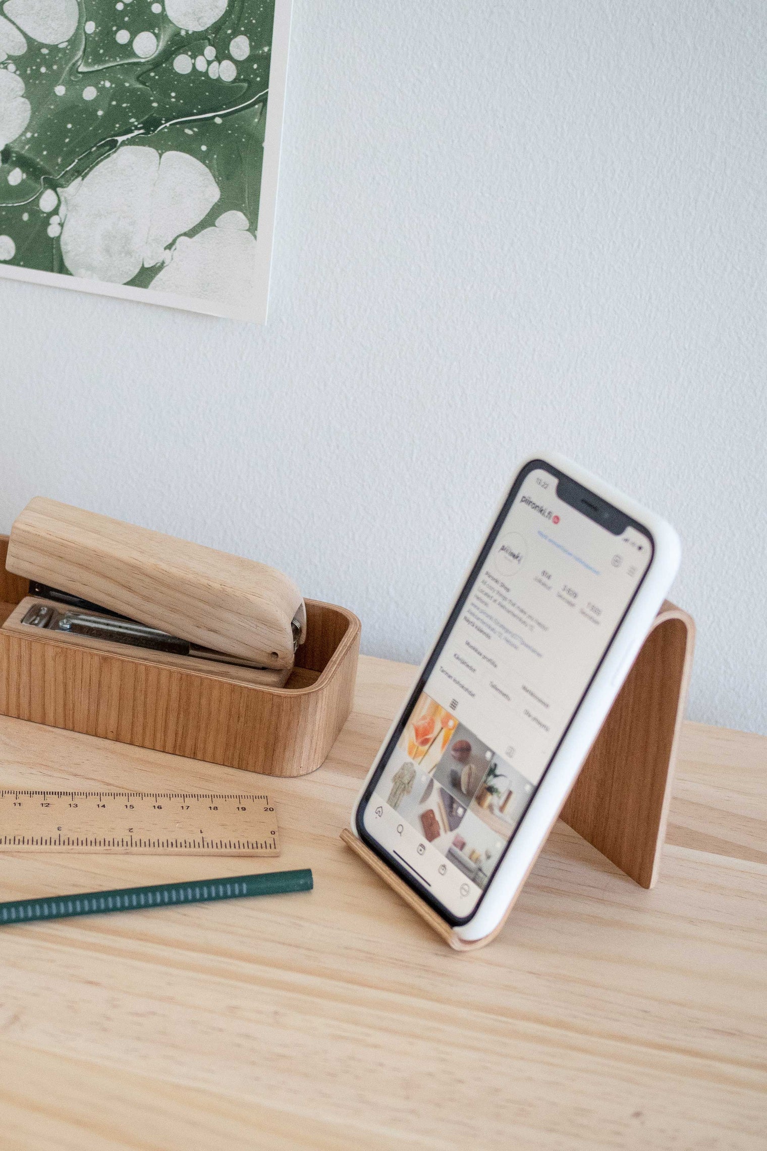 Piironki Helsinki Wooden Phone Stand