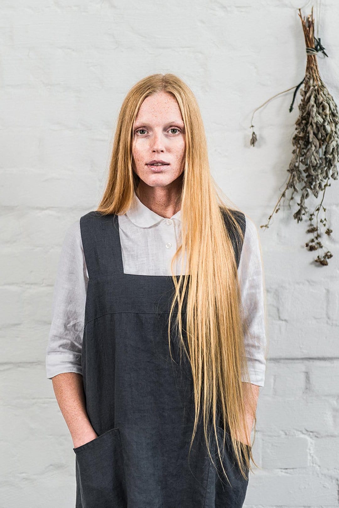 Linen Square Cross Apron Graphite